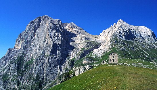 [Arrapietra.jpg]
Le refuge abandonné de l'Arrapietra, face au Paretone et au Corno Piccolo.