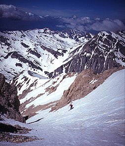 [Bissolati.jpg]
Skiing down the Bissolati couloir in spring.