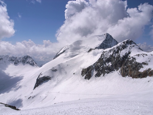 [20070421-113344_Etendard.jpg]
The Etendard peak (3464) as seen from the summit of Cochette (3240m).