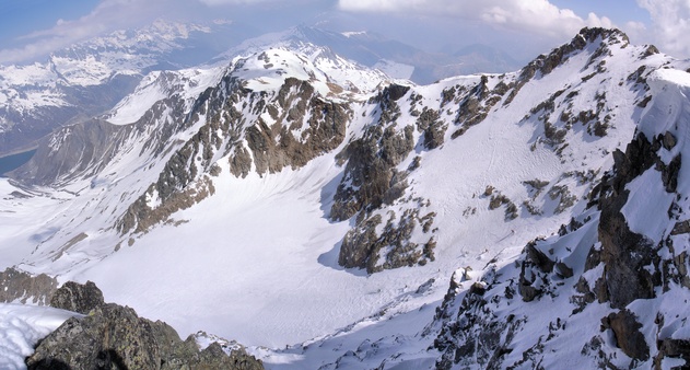 [20070421-CochetteDescentPano_.jpg]
Skiers visible as tiny dots as they go down the north couloir of Cochette.