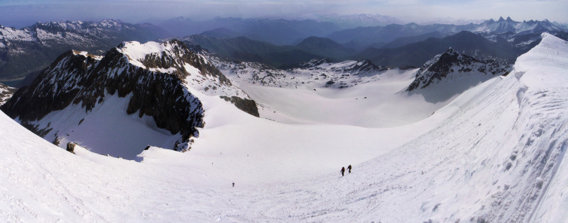 [20090522_092644_GlacierStSorlinPano_.jpg]
The St Sorlin glacier, seen from the summit of the Etendard. It stays in conditions well into june, but the lower part is a long flat drag. Cochette is into the rock range on the ridge.