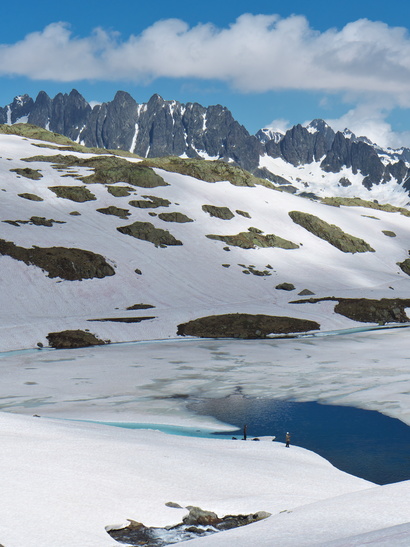 [20130621_112002_EtendardSummerSki.jpg]
Back to the lakes where fishermen are exploiting the first thawed spots.