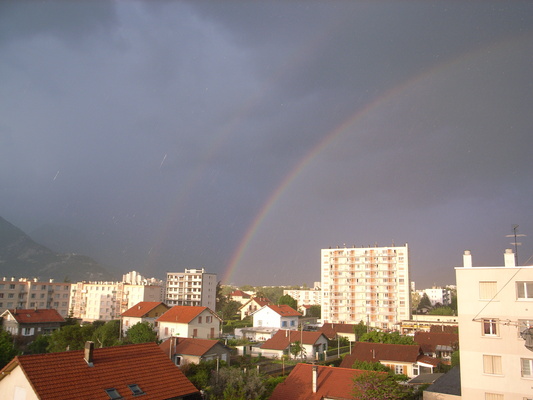 [20070427-182713_GrenobleRainbow.jpg]
Double rainbow above the town of Grenoble.