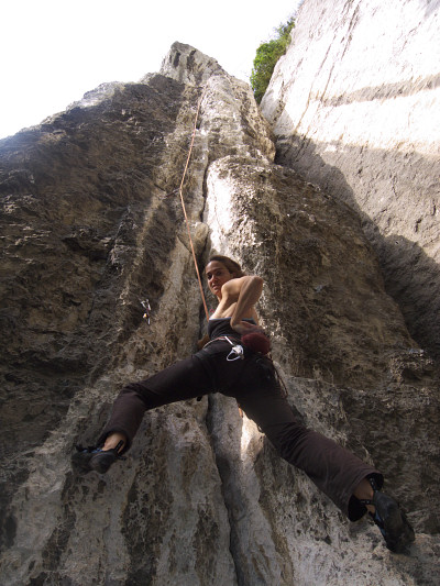 [20080601_163803_LesLames.jpg]
Jenny on an excellent overhanging hand crack.