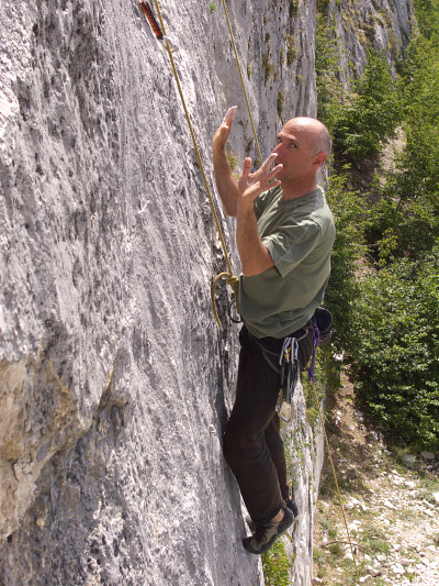 [20080815_111237_MontagnaDeiFiori.jpg]
Tonino showing off his no-hands technique on a 6c friction slab he opened himself at Mt Dei Fiori and on which I fell earlier. Yeah, yeah, yeah, but your are top-roping here.