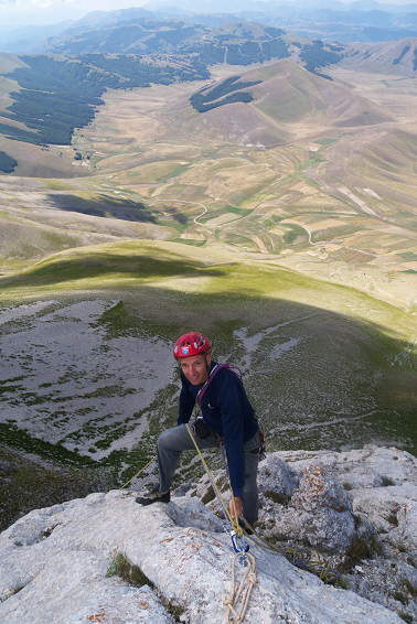 [20090812_120423_Vettore.jpg]
Tonino on the summit of the pillar, with the altipiano of Castulluccio di Norcia below.