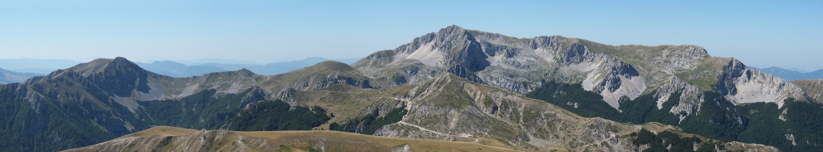 [20120809_100102_MtDiCambioVTTPano_.jpg]
Terminillo and part of the trail leading towards Mt di Cambio.