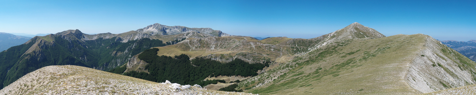 [20120809_102804_MtDiCambioVTTPano_.jpg]
Terminillo (left) and Monte di Cambio (right) as seen from farther down the east ridge.