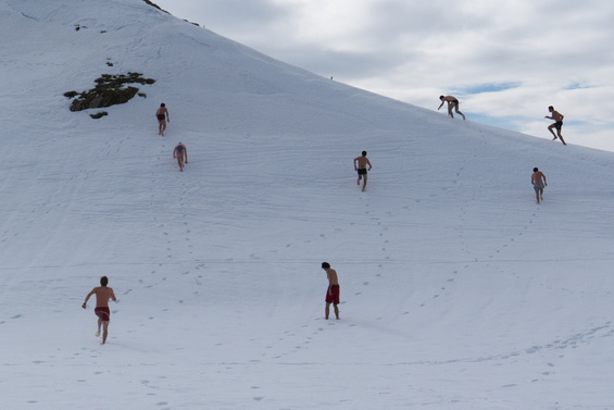 [20110130_132328_Jacuzzi.jpg]
How to hurt your feet 101: drunk race up the snow hill.