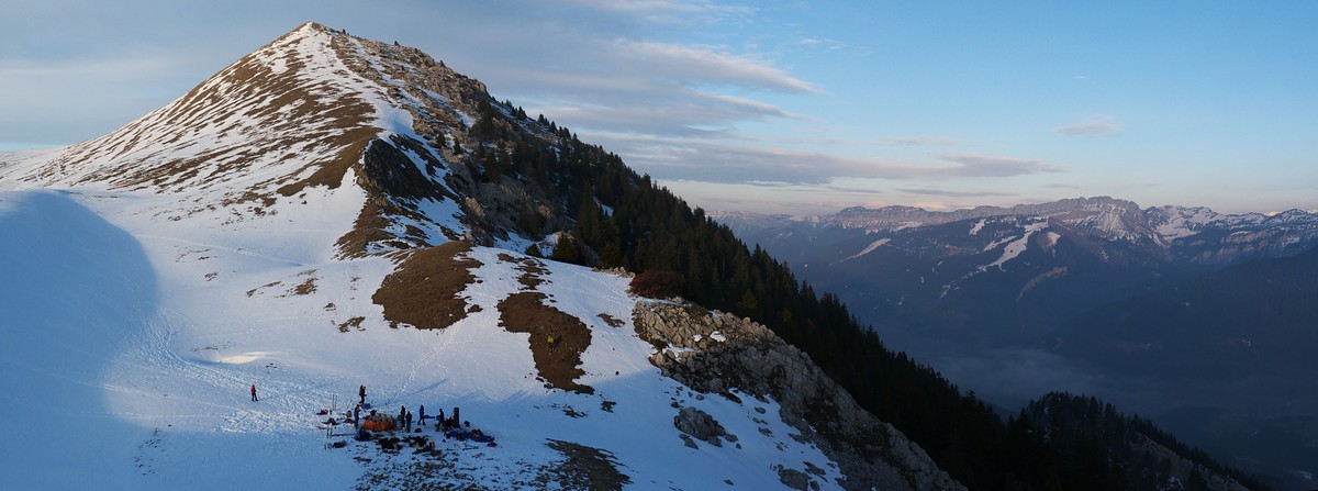 [20110130_165702_JacuzziPano_.jpg]
The jacuzzi and the summit of Charmant Som.