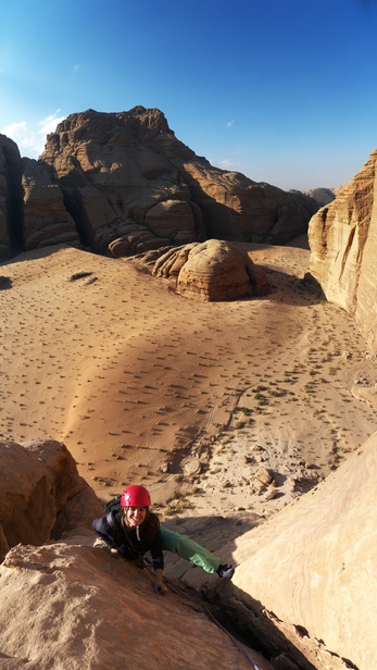 [20111104_145755_RumeursPluieVPano_.jpg]
Vertical panorama of Jenny making her way up to the summit of the route.