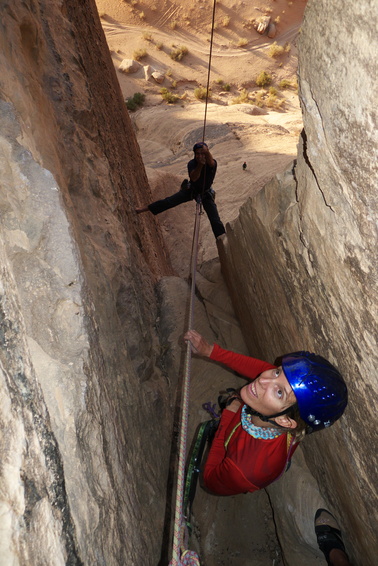 [20111104_154338_RumeursPluie.jpg]
And another rope gets stuck. The rock in Wadi Rum is very harsh on the ropes. And on the climbers doing the rappels. We got our ropes stuck on half the routes we rappelled off. My advice is: climb on double ropes and bring an older spare rope. And climb on the spare, not on your new ropes ! We shot 3 ropes in 3 weeks !!! Makes for an expensive vacation, particularly in addition to the 6$ price tag on each beer !