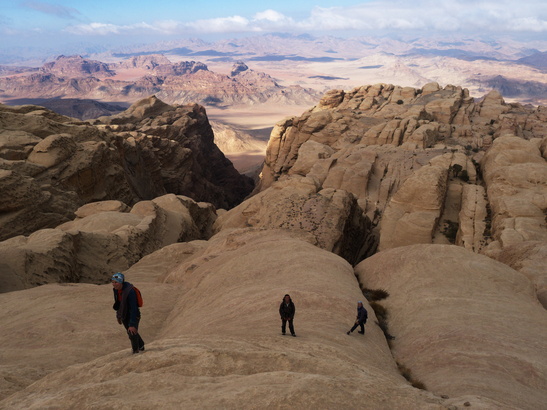 [20111106_083807_ThamudeanRd.jpg]
Long successions of ridges, with the main siq (canyon) we used partly to come up right in the middle.