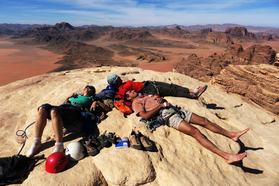 [20111110_114637_HajjSummit.jpg]
It's early. Our pick-up won't show up for another few hours, we don't expect to get lost on the descent, so let's have a nap.