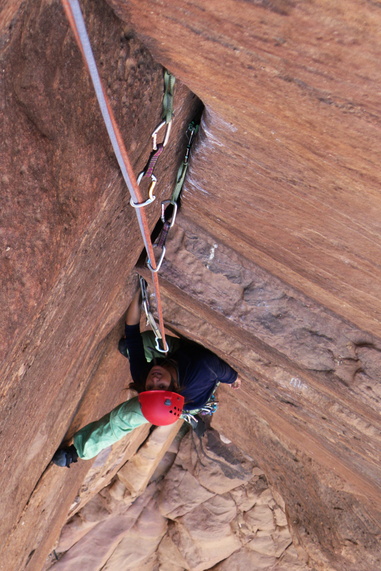 [20111113_134217_Troubadour.jpg]
On the way down from Goldfinger, something to do absolutely is the 2nd pitch of Troubadour (the other pitches aren't worth their weight in sand). An incredible handcrack. Just make sure you have the proper gear for a safe lead as there's been accidents there. Vincent almost came off after placing all the wrong cams in the wrong places, but that's his problem.