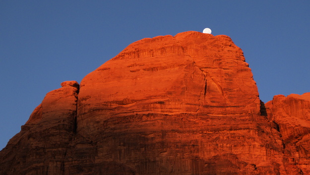 [20111114_061217_WadiRumSunrise.jpg]
The moon setting behind Jebel Rum.