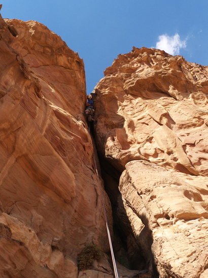 [20111114_110020_BlackEagle.jpg]
But then the 6th and last pitch turns out to be a rather evil offwidth. Very sandy at the base which fortunately turns to better rock higher up, with the possibility to protect without a #6 at the crux. Don't skip it, it'll wake you up !