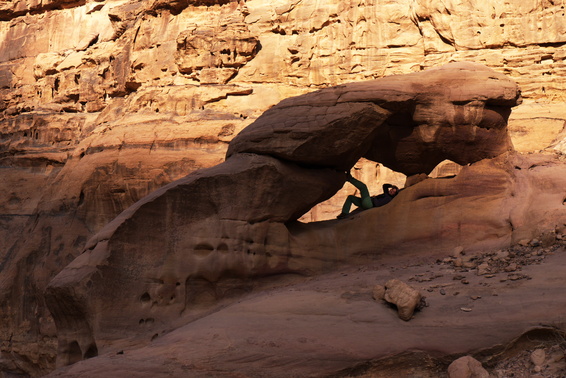 [20111114_140155_JennyArch.jpg]
Jenny relaxing under a small natural arch while we wait for our driver.