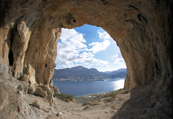 [20081209_100759_TelendosFE_.jpg]
Fisheye image from some way inside a cave.