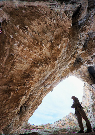 [20081211_133715_SikatiFE_.jpg]
Looking at the very steep start of Lolita (7a). Plenty of stalactites, but it's oh so steep.