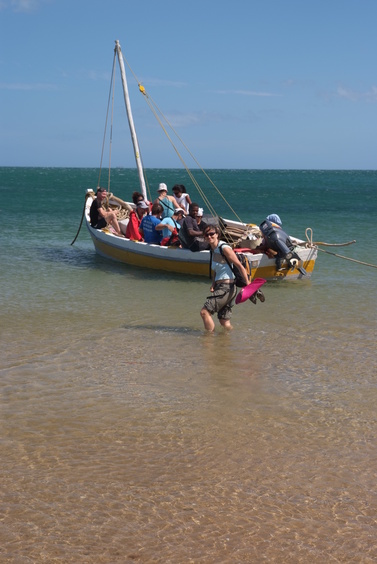 [20081005_091208_NosyHaraBoatTrip.jpg]
Taking a boat to go to the Nosy Hara archipelago.