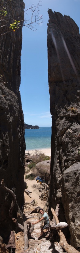 [20081005_113941_TsingyVPano_.jpg]
First contact with the much renowned tsingy: blades of limestone carved by the elements present all over the archipelago.