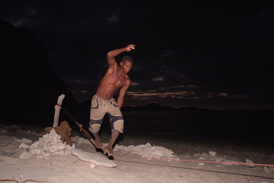 [20081005_175942_BeachSlackline.jpg]
Felix slacklining at night with great proficiency.