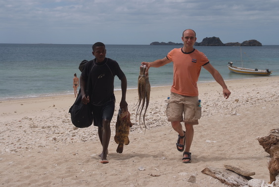 [20081006_132131_Fishing.jpg]
While we climb, others fish with great success: a large grouper and a bunch of squids. The islands are in a national park and thus fishing is severely restricted to only harpoon and line.