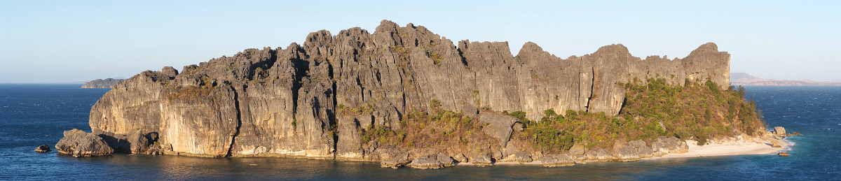 [20081007_170035_NosyAnjombalovaPano_.jpg]
The island of Nosy Anjombalova in the evening.