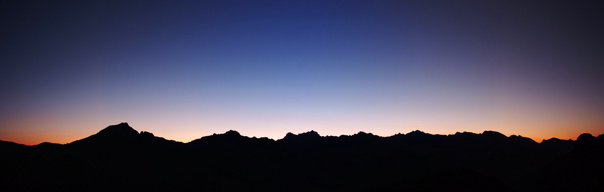 [20081016_045729_DondyDawnPano_.jpg]
Dawn on the Dondy range.