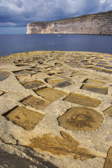 [20101030_115221_GozoSalt.jpg]
In the bay of Xlendi, small pools have been carved in the rock to let the water dry out and extract salt.
