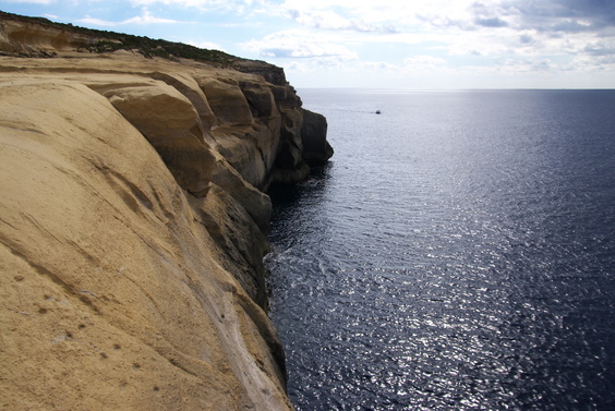 [20101030_120010_Gozo.jpg]
Sea cliffs of soft rock.