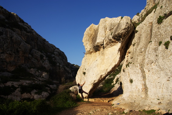 [20101101_170145_MaltaClimbing.jpg]
Climbing in the valley going towards the Blue Grotto. There we'll meet the only other climbers of our trip, which we'll meet again later on at another spot.