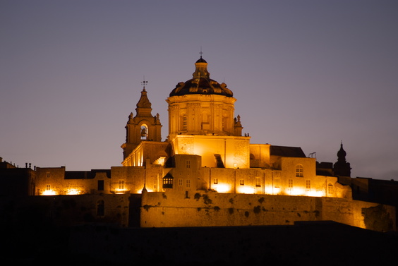 [20101102_183846_Mdina.jpg]
The ancient city of Mdina at night.