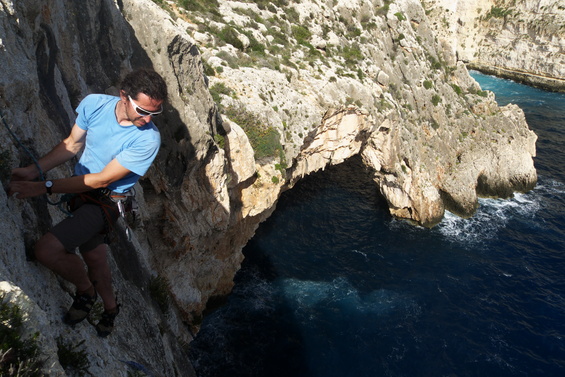 [20101103_120126_BlueGrottoClimbing.jpg]
View on the Blue Grotto arch, from the other side.