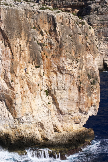 [20101103_133408_BlueGrottoClimbing.jpg]
The ledge and me halfway up the route.