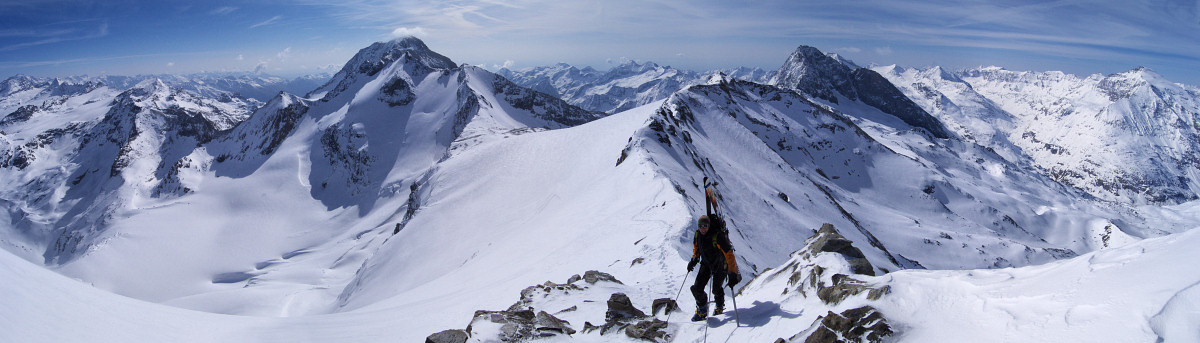 [20080502_083959_UpAlbaronCrestPano_.jpg]
Higher up and roped up on the Albaron ridge. Windy and surprisingly cold for the month of May.