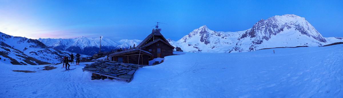 [20080503_050012_DentParracheeHutMorningPano_.jpg]
The hut in the morning, with the Pt Echelle in the back.