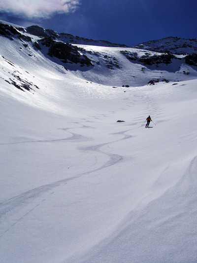 [20080503_094145_RosoireGlacierDescent.jpg]
We can relax on the lower part of the Rosoire glacier where the snow is finally transformed. From there we have to go back up a long way to the Aussois pass where the heat takes all our energy away, and then attempt a long useless traverse to try to save some altitude before we get back to the hut. Yet another day with 1800m of positive gain. It's turning into a habit.