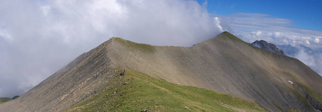 [20080802_165717_MaurienneGrandCoinPano_.jpg]
Summit of the Grand Coin, in Maurienne, with sheep herders watching their flock from a distance.