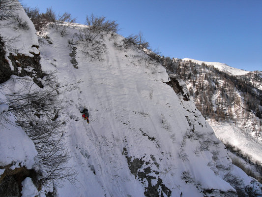 [20090219_140048_MonePeseyNancroix.jpg]
Soloing the optional snow-covered last pitch.