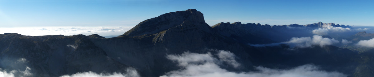 [20100919_175942_MtAiguillePano_.jpg]
Panorama of the east side of the Vercors, with Grand Veymont dominating the view.