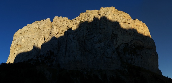 [20100919_191830_MtAiguillePano_.jpg]
Evening shadows extending on the west side of Mt Aiguille. The route we climbed if slightly to the left.