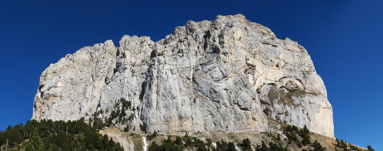 [20110410_174536_MtAiguilleWPano_.jpg]
The west face in the evening. This was early in the season, in early April, so can you spot the snow at the bottom ? What you can't see is that there's also snow in the hidden descent gully...