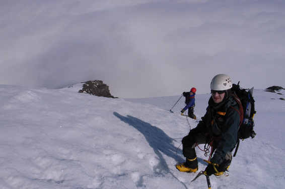 [20051217_0131_AspiringSummit_.jpg]
Both of us below the summit of Mt Aspiring, actually as we start the descent.