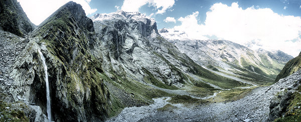 [UpperMatukitukiPano.jpg]
Panorama of the upper Matukituki valley, on the way down from Mt Aspiring. The trail to Bevan col is next to the river on the left.