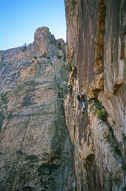 [TrickyHandTraverse.jpg]
Tricky hand traverse on the upper part of the route. One pitch of chimney after that and you find the belay of Inti Watana.