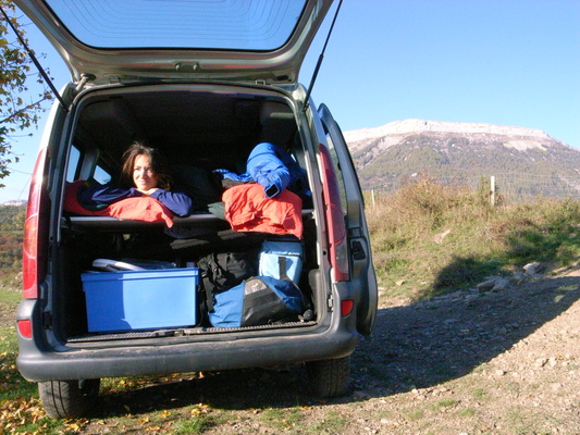 [20061104-101023_CampingKangoo.jpg]
Road-trip ready car modified into a (tiny) camper in its first, not too solid nor comfortable, version.