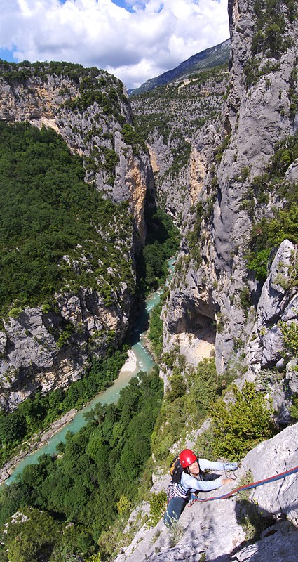 [20090601_130940_VerdonVPano_.jpg]
One of the so many excellent slabs of the Verdon... a few minutes before a sudden thunderstorm would drench us to the bones on the last two pitches. At least this time we didn't have to bail and walk back the very long trail back to the road.