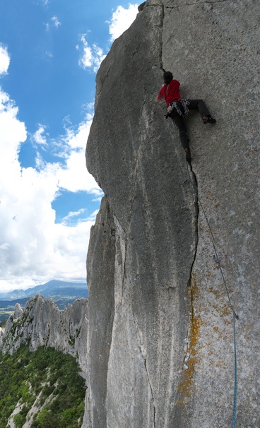 [20110424_132643_DentellesMontmirailVPano_.jpg]
Mean crack pitch on the top of the Dentelles.